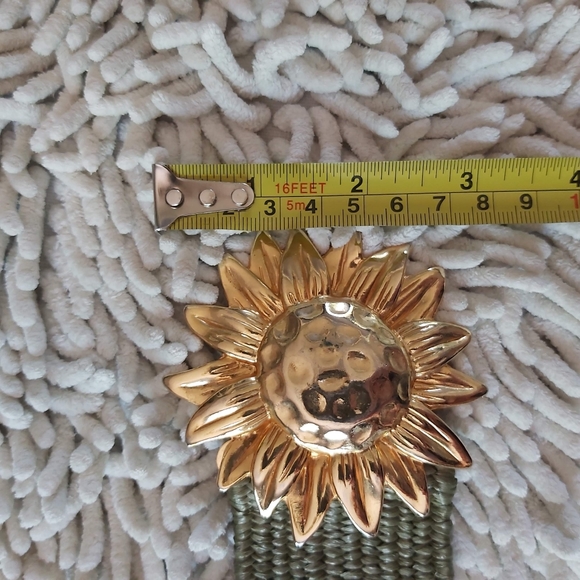 Unbranded green stretch belt with gold tone flower - Picture 3 of 4